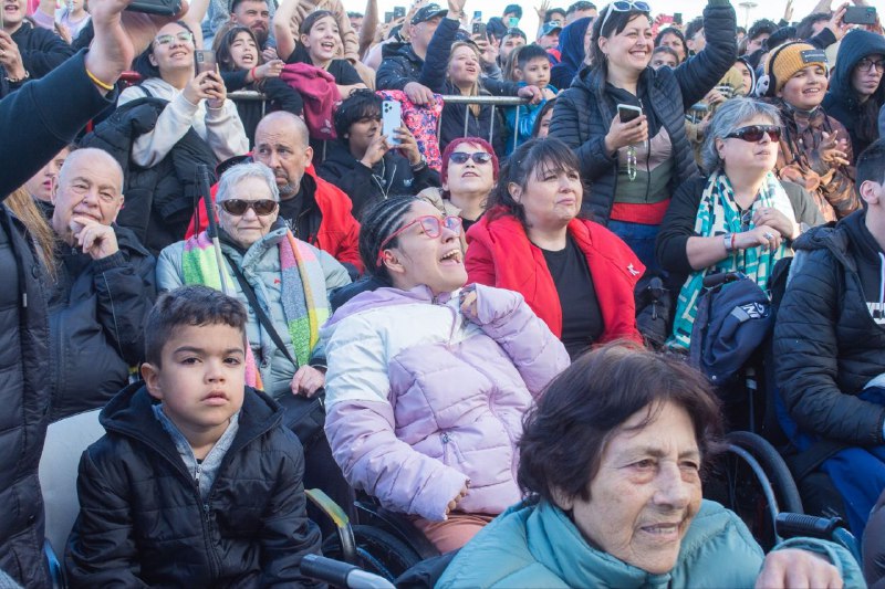 EL MUNICIPIO HABILITÓ UN ESPACIO ACCESIBLE PARA PERSONAS CON MOVILIDAD REDUCIDA DURANTE EL “ENCENDIDO DEL ÁRBOL”