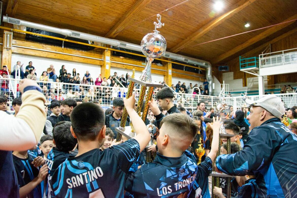 EL MUNICIPIO ACOMPAÑÓ A LA LIGA OFICIAL DE FÚTBOL EN LA PREMIACIÓN DEL FUTSAL AFA