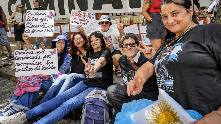 Una Vigilia Espontánea: El Pueblo Responde con Lealtad ante la Internación de Cristina Kirchner