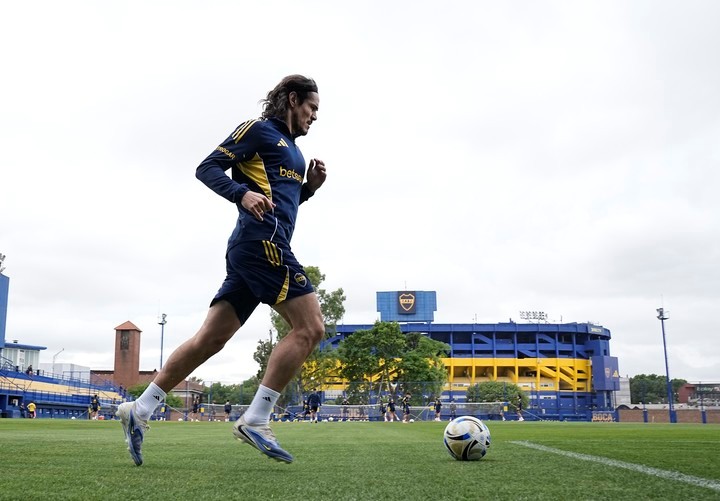 La Frágil Condición Física de Cavani Expone una Encrucijada Decisiva en Boca