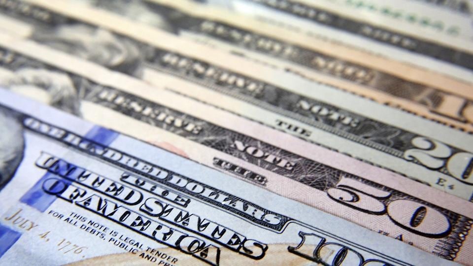 El tipo de cambio oficial se desacelera en diciembre, pero el dólar blue reaparece como señal de alerta