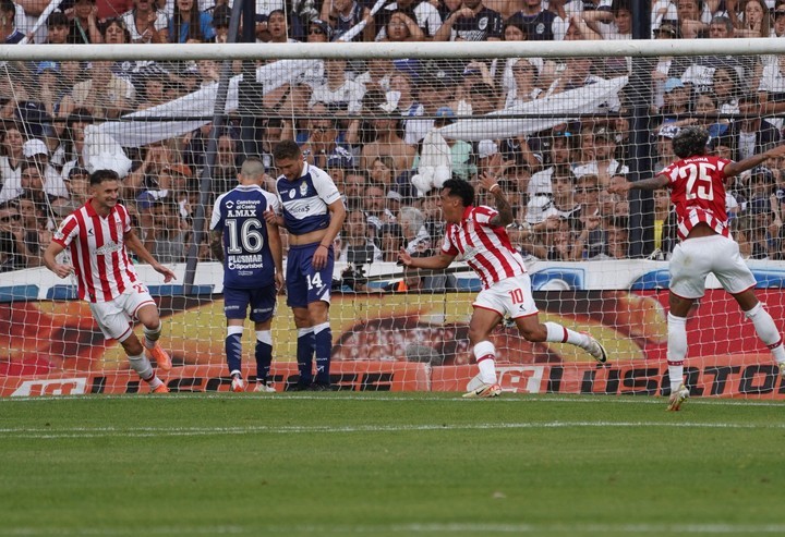 EL BOSQUE EN SILENCIO: UN ERROR FATAL CONDENA A GIMNASIA Y ESTUDIANTES AVANZA A SU SEXTA FINAL CON DOMÍNGUEZ