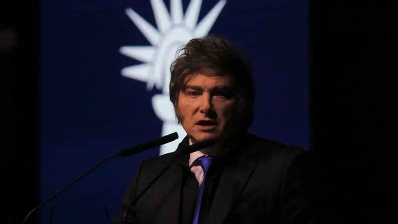 Una interna al rojo vivo fuerza el regreso urgente del Presidente y congela la reforma laboral