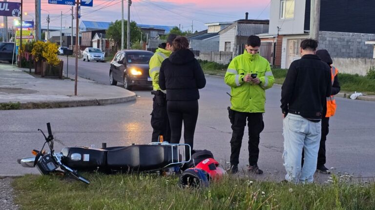 Impacto en Intersección Clave: Un Joven Hospitalizado Tras Colisión entre Moto y Automóvil