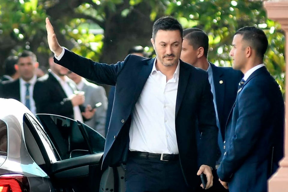 Petri deja Defensa con una carta cargada de elogios y anuncia su ingreso al Congreso