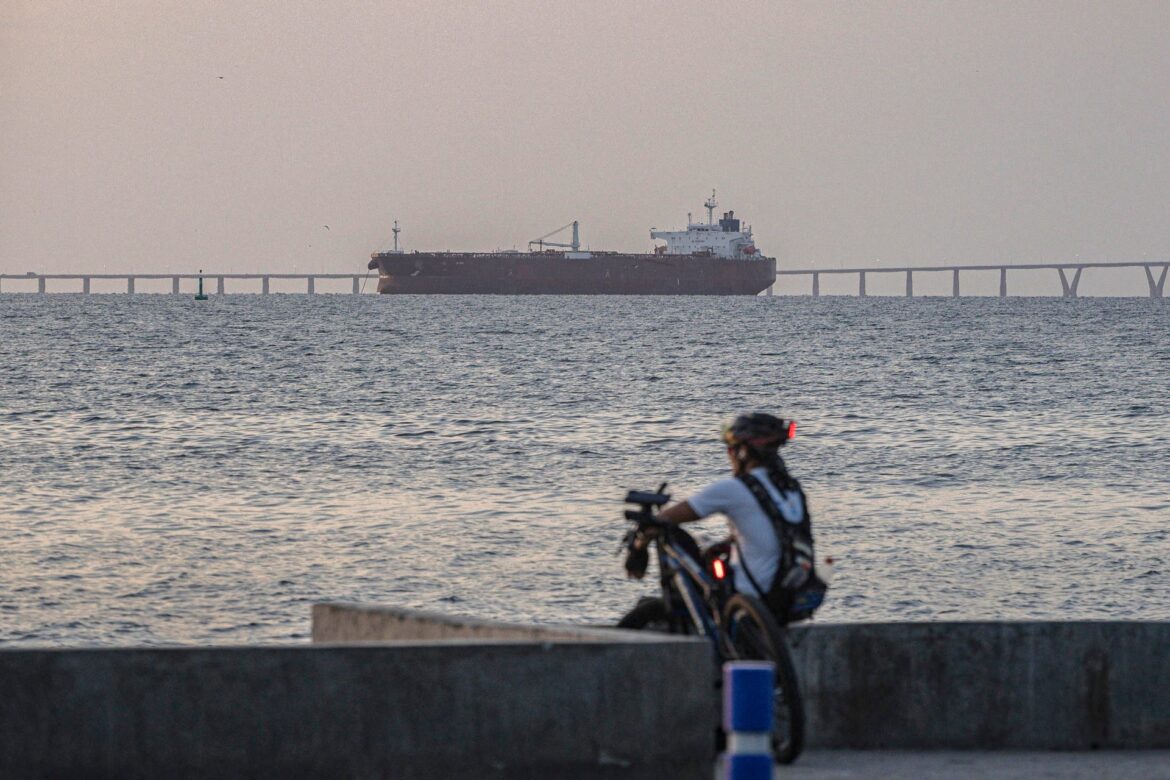 Venezuela despliega escolta militar a su flota petrolera ante amenazas de Washington