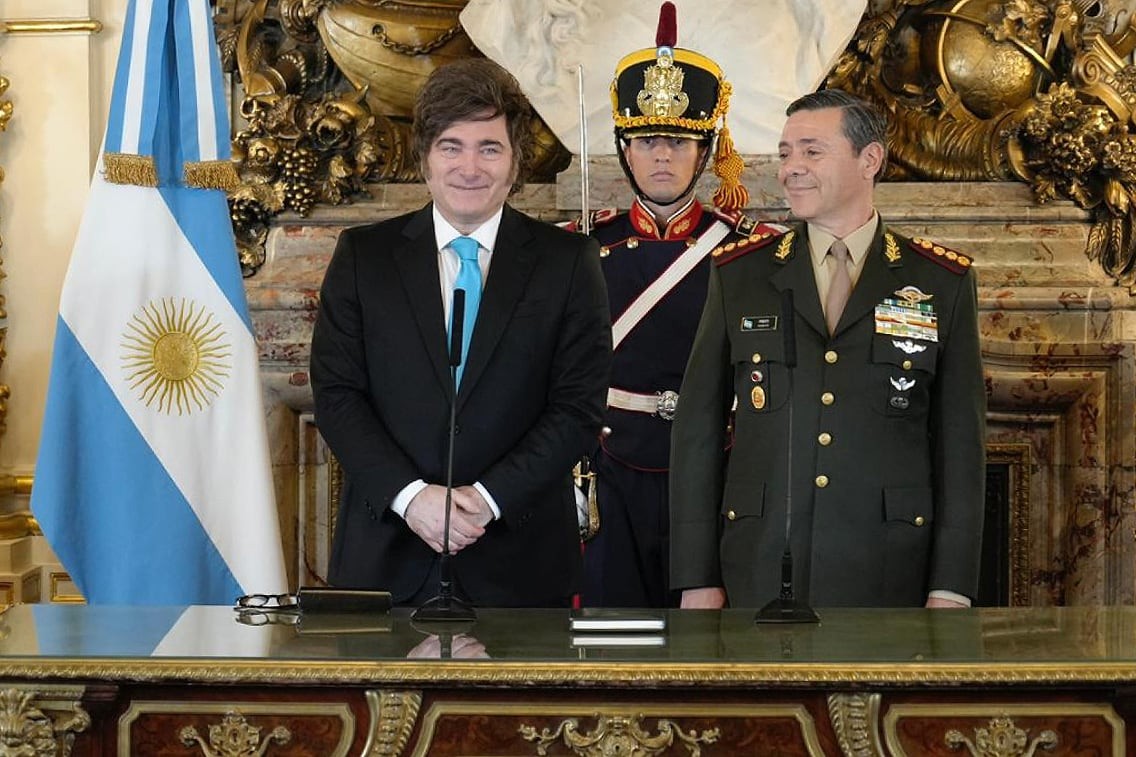 Un Militar en Actividad Asume la Defensa: Milei Incorpora al Teniente General Presti al Gabinete