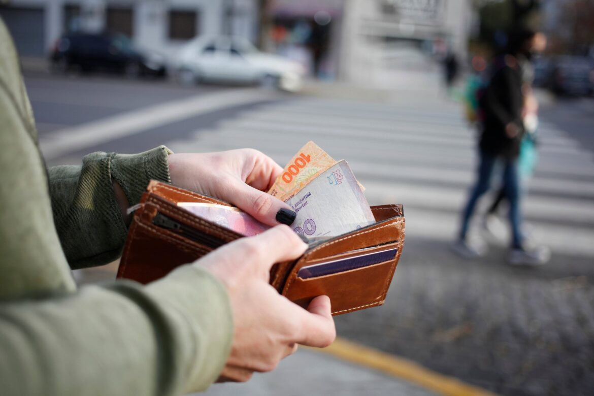 Por decreto y sin acuerdo: el Gobierno fija un salario mínimo que consolida la pérdida histórica de poder adquisitivo