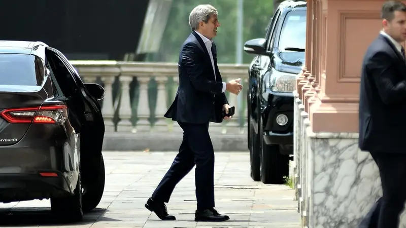 El Gobierno apura la reglamentación clave para captar los dólares ocultos y reactivar el consumo