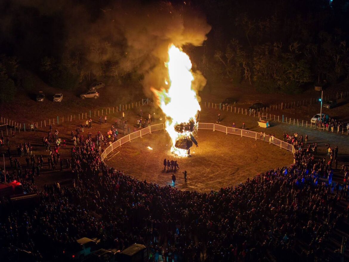 Tolhuin despidió el año compartiendo tradición y encuentro en la quema del muñeco