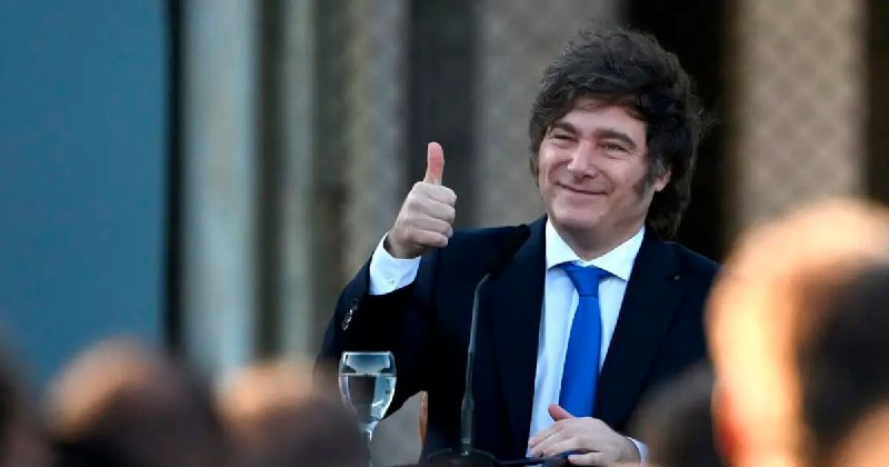 El Presidente en Versión Extranjera: Una Aventura Digital entre Elogios y Polémicas