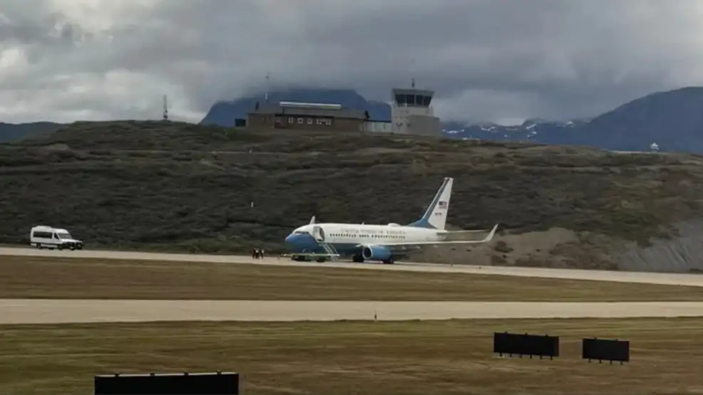 Un Avión Militar Estadounidense Aterriza en Ushuaia en Medio de una Aguda Tensión por la Intervención del Puerto