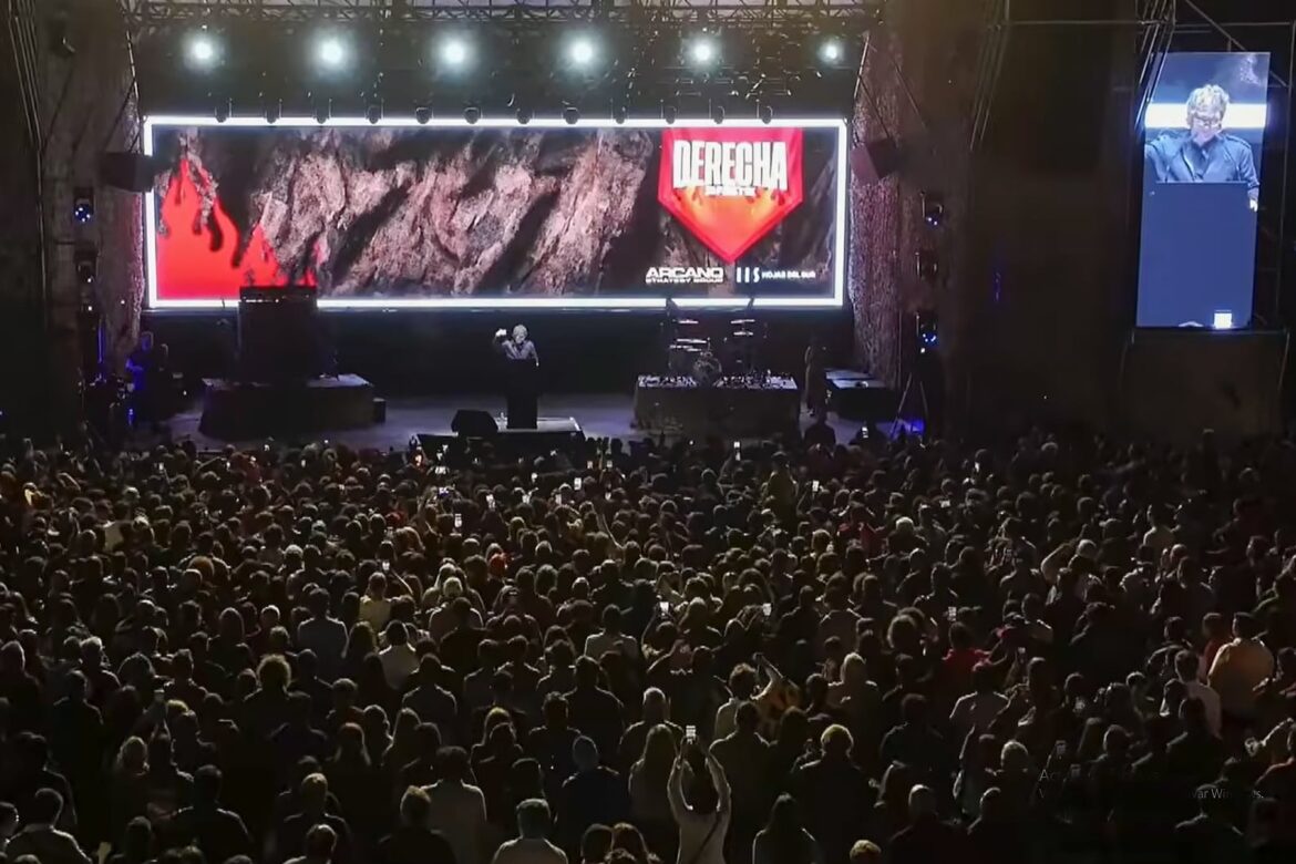 Un Sur en Llamas, un Presidente en Escena: Milei Cantó y Arengó en la Costa Mientras la Patagonia Ardía