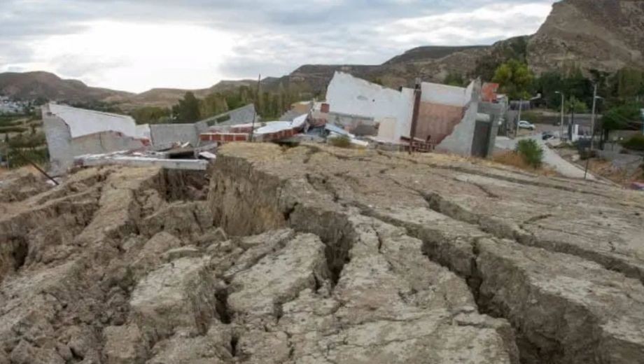 Cientos de Personas Desalojadas en Comodoro Rivadavia por el Desplazamiento de un Cerro