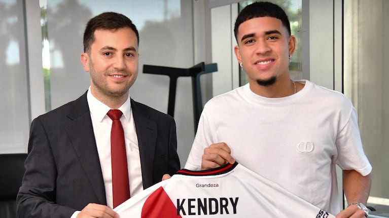 Kendry Páez Aterriza en River con un Impacto Inmediato: Nuevo Look y Grandes Promesas