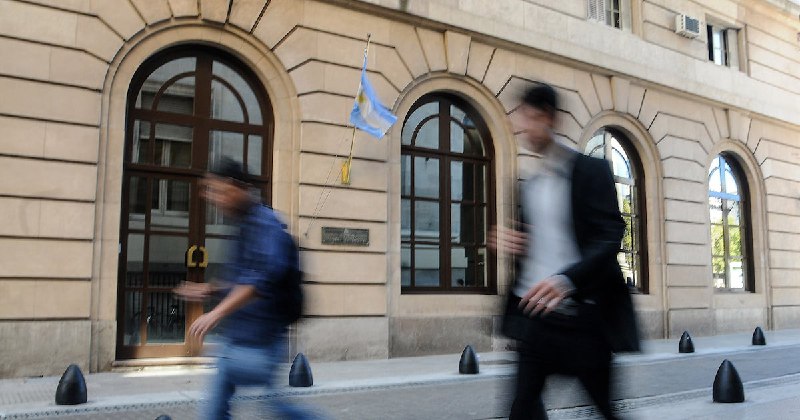 Milei firma a espaldas del Congreso una reforma secreta del sistema de inteligencia