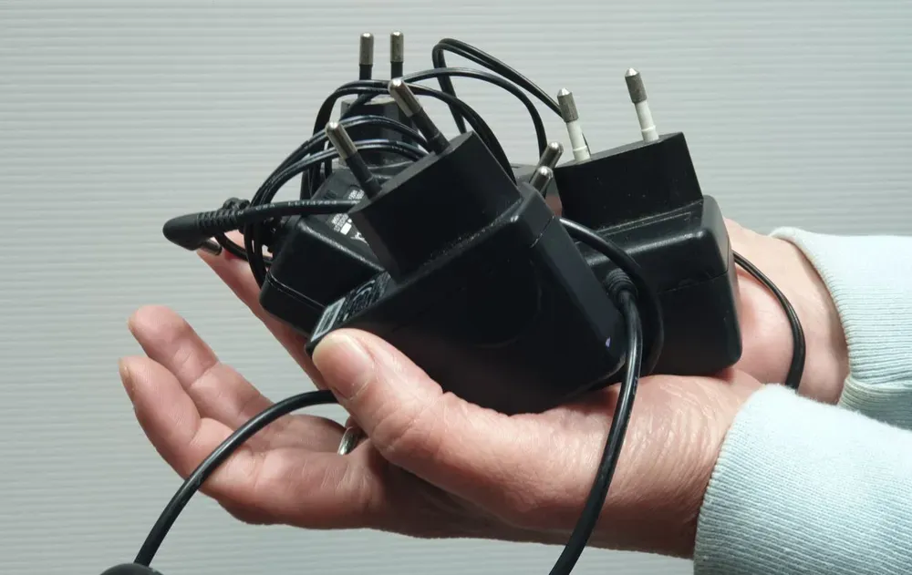 Ingenio Doméstico: Los Viejos Cargadores Encuentran una Nueva Vida en el Hogar