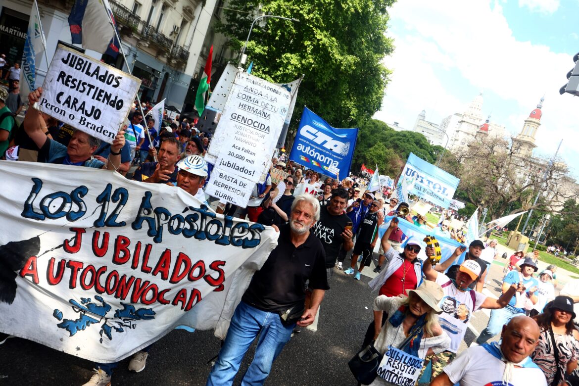 Bajo el cielo gris del Congreso, los jubilados tejen una lucha que no cesa