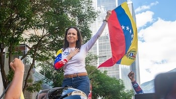 A la Sombra de la Incertidumbre: Familiares Aguardan en Vigilia Mientras la Liberación de Presos Políticos Avanza con Lentitud