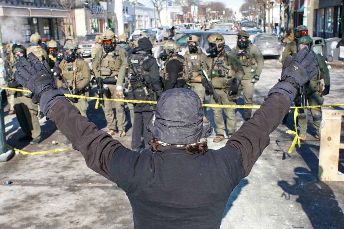 LA CASA BLANCA MODERA SU DISCURSO TRAS LA CRISIS EN MINNEAPOLIS