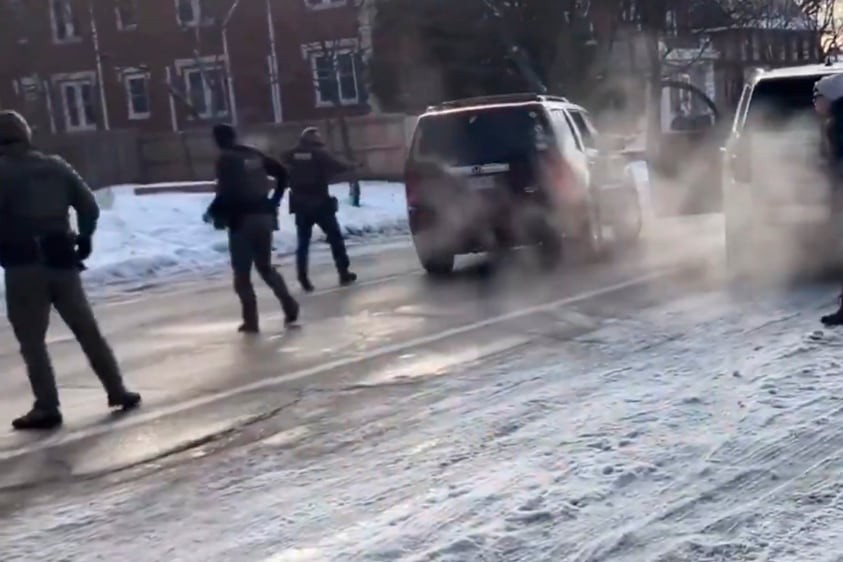 Disparo de ICE en Minneapolis Mata a Mujer Durante Protesta: Versiones en Conflicto y Cuestionamiento Federal