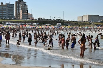 La Temporada Veraniega Arranca con Desolación en las Playas Bonaerenses: Turismo y Consumo en Cifras Alarmantes