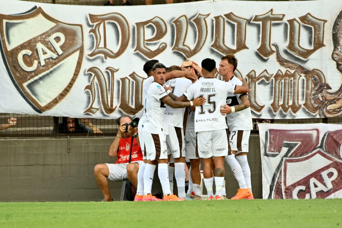 Platense Resiste el Asedio y se Afianza en el Apertura