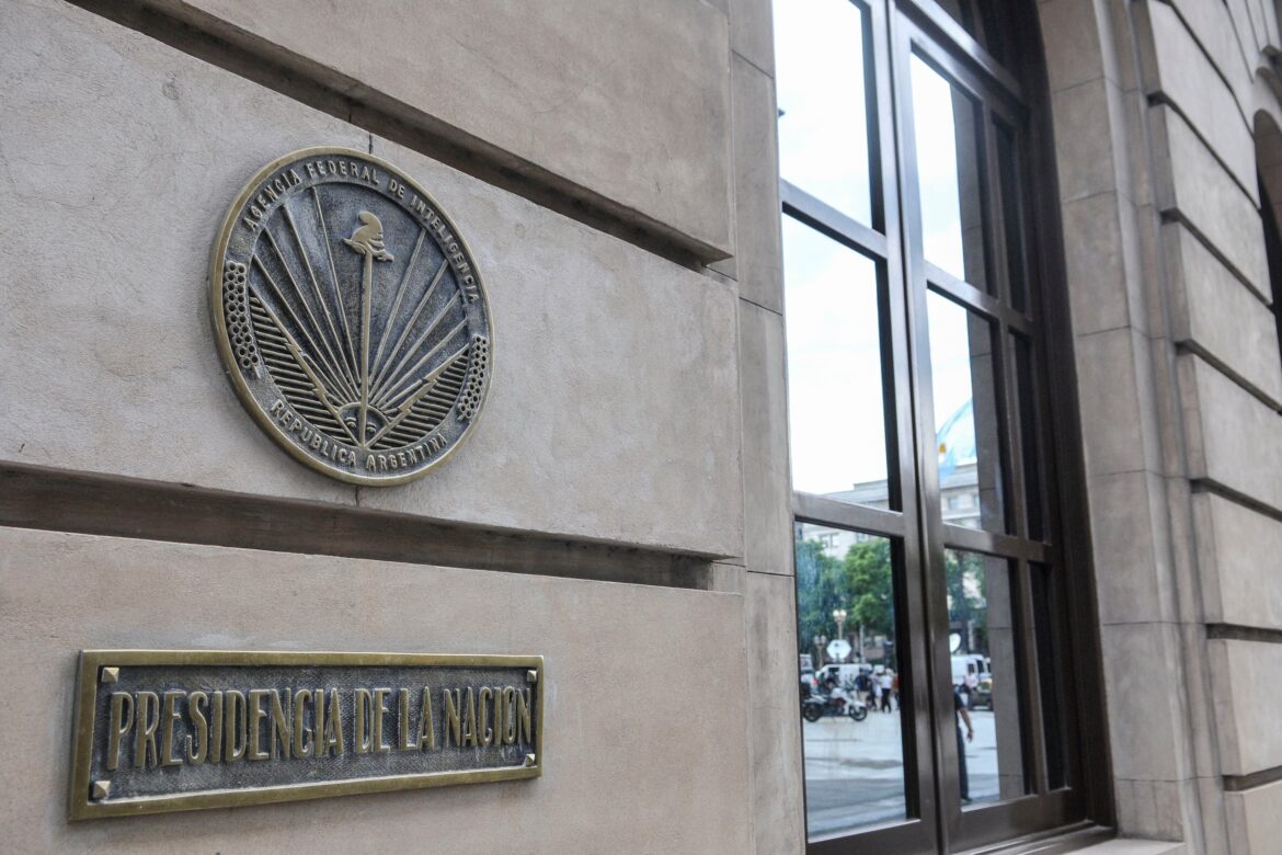 Un Decreto en la Mira Internacional: La Reforma de Inteligencia de Milei Desata Alarmas y Acciones Globales