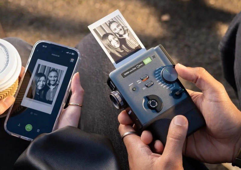 Un Viaje Visual por las Décadas: Fujifilm Resucita el Encanto Analógico con su Nueva Cámara Híbrida