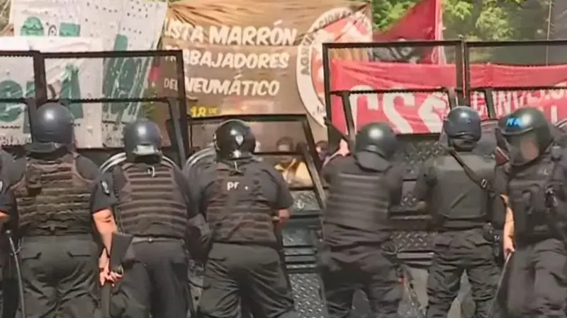 Jornada de tensión y masivo rechazo sindical a la reforma laboral frente al Congreso