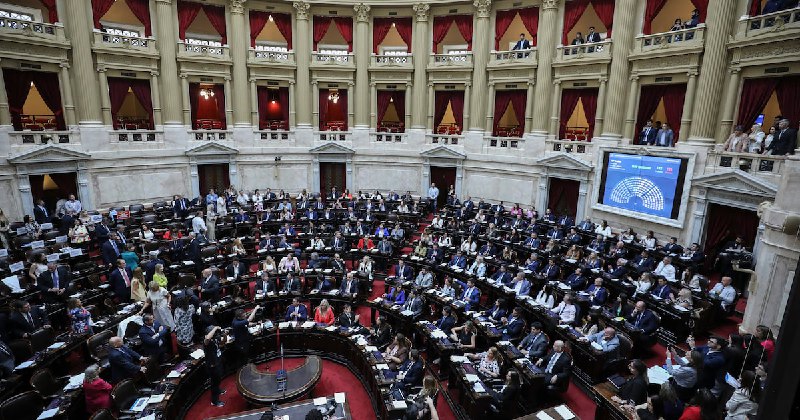 El oficialismo acelera a fondo con la reforma laboral en Diputados y desafía a sus aliados por el recorte en licencias médicas