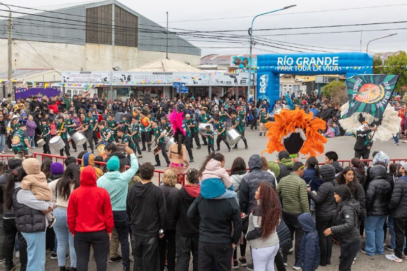 RÍO GRANDE SE VISTIÓ DE CARNAVAL CON MÁS DE 500 ARTISTAS DE LA PROVINCIA