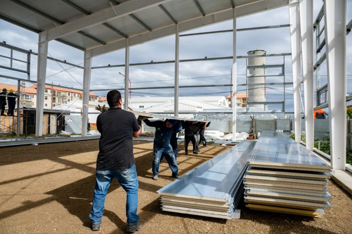AVANZA LA CONSTRUCCIÓN DEL GIMNASIO DEL COLEGIO SOBERANÍA NACIONAL CON LA LLEGADA DE NUEVOS MATERIALES
