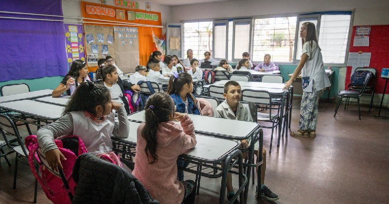 Un amplio arco opositor impulsa una ley para recomponer los salarios docentes y enfrentar la emergencia educativa