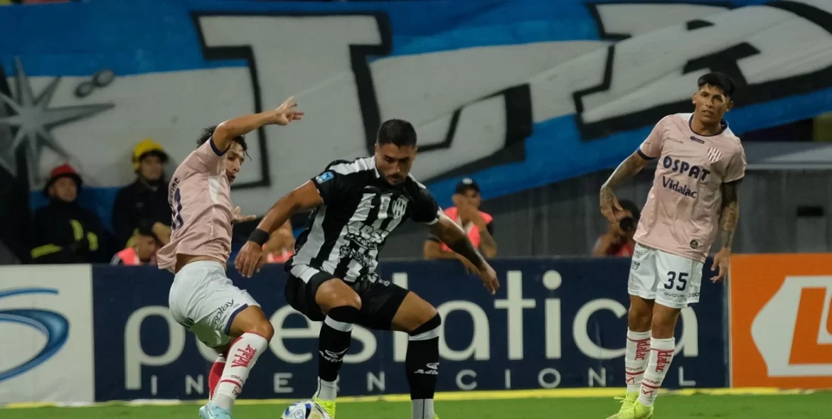 Un cabezazo de Michael Santos le da el primer triunfo a Central Córdoba en el Apertura