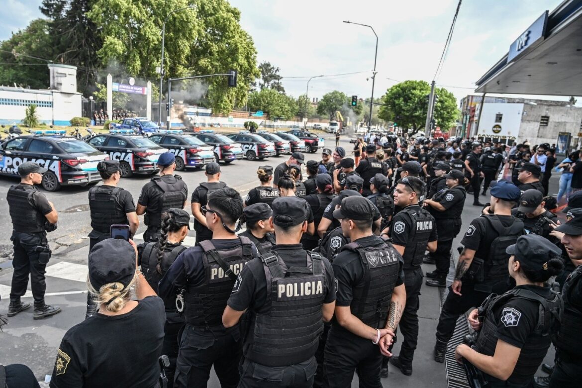 EL GOBERNADOR PULLARO CEDE ANTE LA POLICÍA SUBLEVADA Y FIRMA UN AUMENTO TRAS TRES DÍAS DE SEDICIÓN