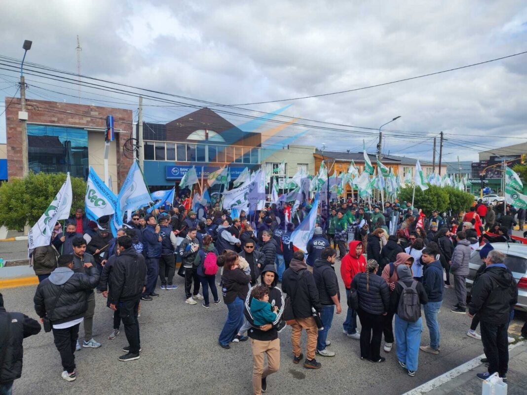 Río Grande alzó la voz contra la reforma: masiva protesta gremial en el centro fueguino