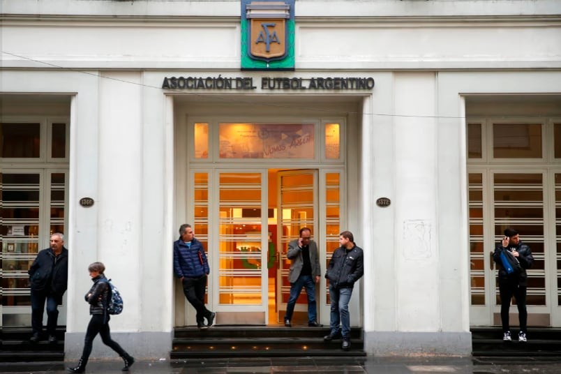 Guerra abierta: la AFA acusa a Milei de orquestar una «operación política» para privatizar el fútbol y desafía la veeduría de la IGJ