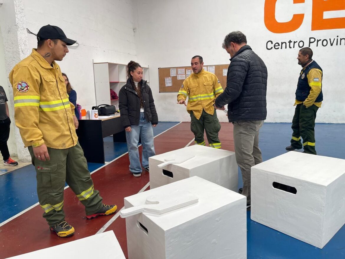 BRIGADISTAS DE INCENDIOS FORESTALES ENTREGARON MATERIAL DEPORTIVO AL CEPAR RÍO GRANDE