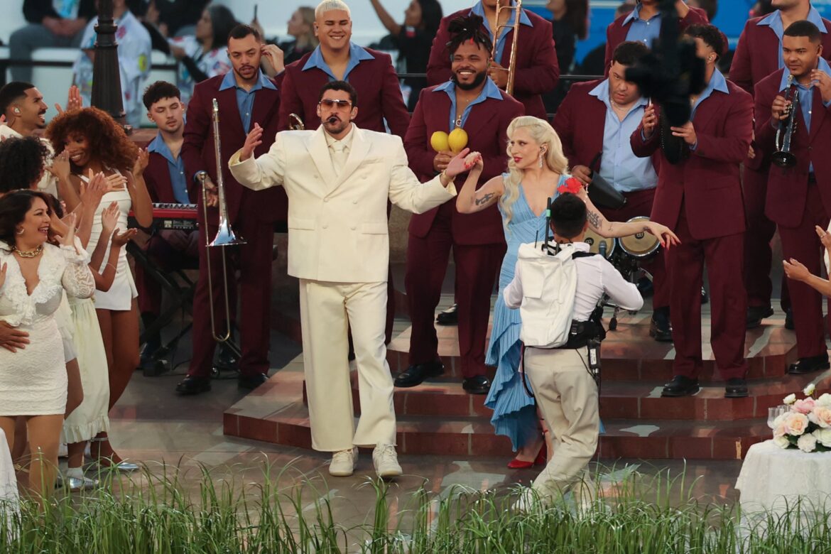 Un Himno Visual: Bad Bunny Transforma el Show del Super Bowl en una Celebración de la Unidad Latinoamericana