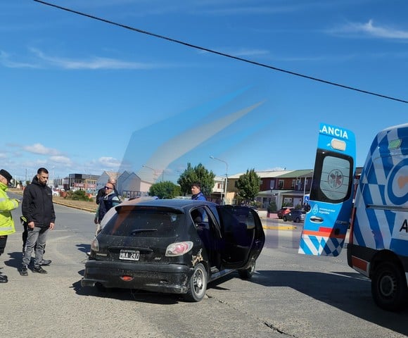 Violento choque en pleno centro de Río Grande dejó una mujer hospitalizada