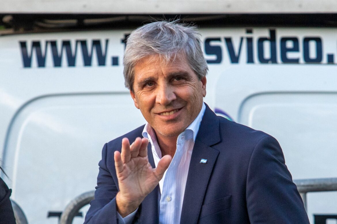 Críticas y Chicanas en Redes: Caputo desestima la crisis textil y celebra las importaciones