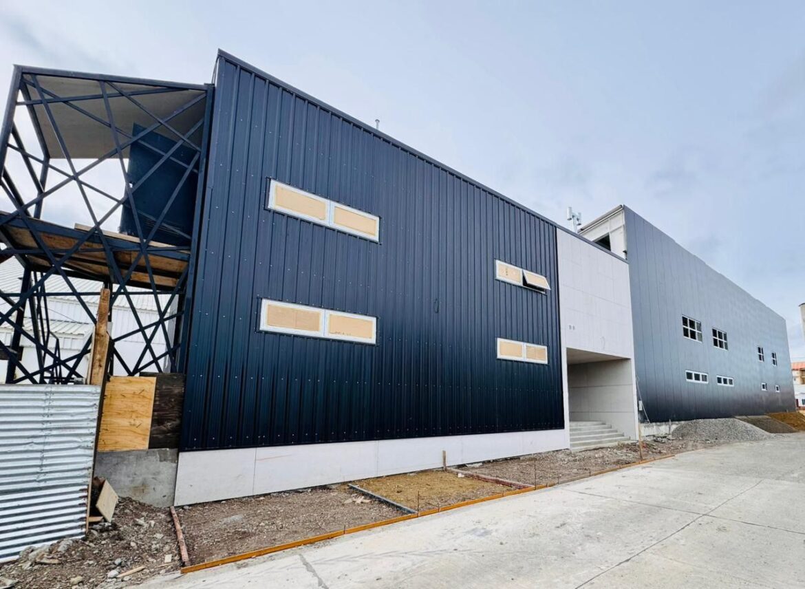 AVANZA EL CERRAMIENTO Y LAS TAREAS INTERIORES DEL NUEVO GIMNASIO EN EL COLEGIO SOBERANÍA NACIONAL