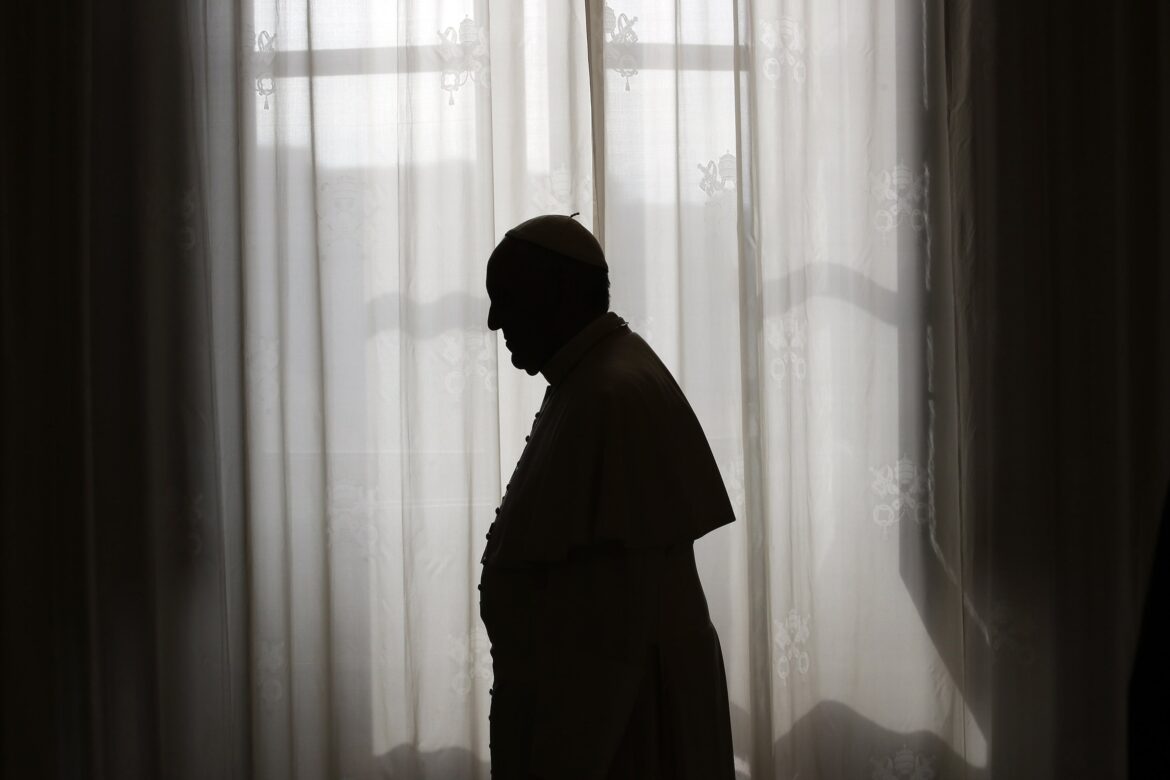 Epstein y Bannon habrían impulsado un plan para desafiar al Vaticano