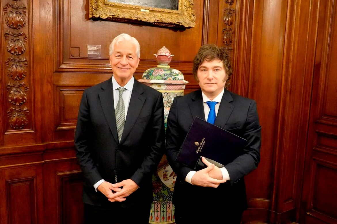 Una Apuesta Arriesgada: El Gobierno Argentino se Alinea con el Enemigo Declarado de Trump en un Momento Crucial