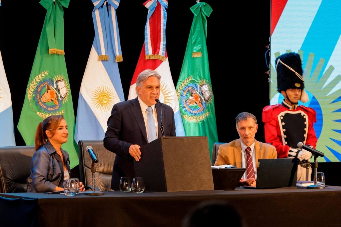 Llaryora despliega su estrategia: anuncios sociales, puentes con el poder central y una artillería verbal contra sus rivales locales