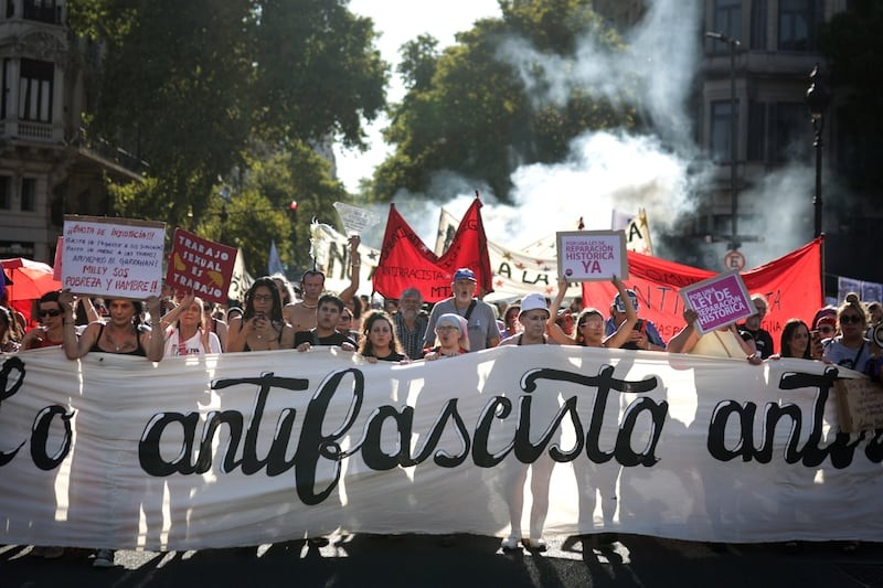 Una Marea Antifascista Inundó las Calles en el Inicio del Ciclo de Protestas contra el Gobierno