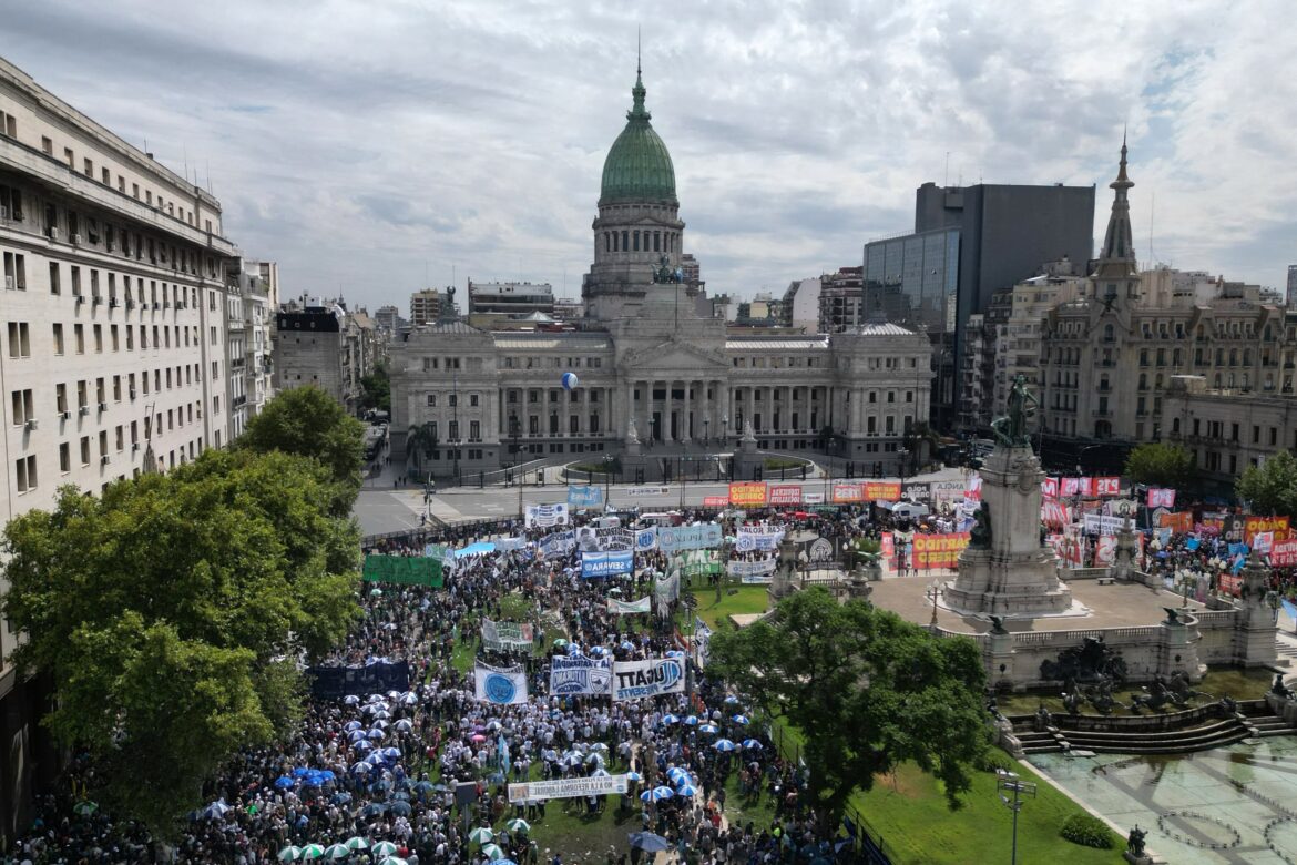 Mientras la CGT opta por un paro sin movilización, gremios disidentes se preparan para copar las calles