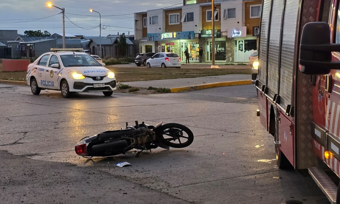 Siniestro vial en el corazón de Río Grande: una motociclista resultó herida tras impactar contra un automóvil