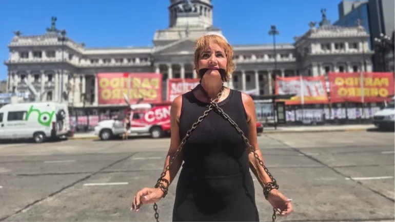 Nancy Pazos se encadenó en rechazo a la reforma laboral y encendió la polémica sobre el futuro del periodismo